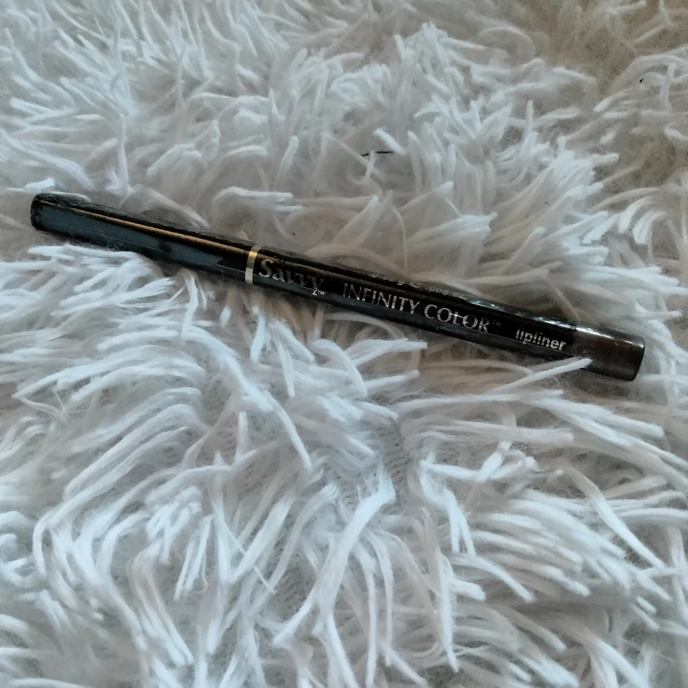 🆕 Savvy Lip Liner Icy Mauve 💎